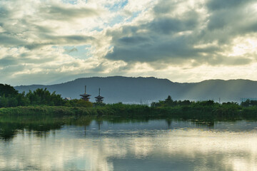 奈良県　大池から見た薬師寺