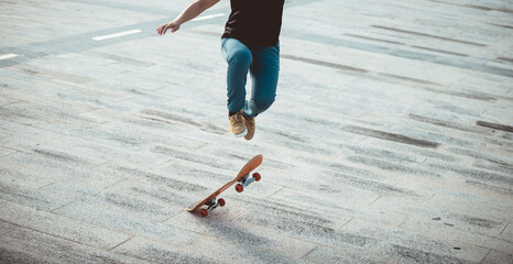 Plakat Skateboarder skateboarding outdoors in city