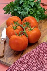 grappe de tomates rouges sur une planche à découper