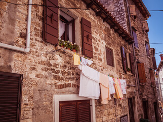 Fototapeta na wymiar Alte Gasse mit Wäsche in Rovinj Kroatien