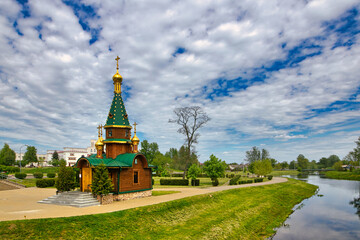 Obraz premium Slutsk, BELARUS - SEPTEMBER 17, 2021: architectural monument old church on the river bank