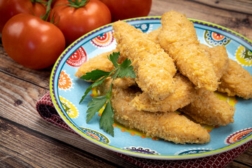 filets de poulet pané dans une assiette