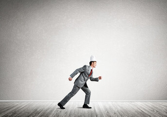 Obraz premium King businessman in elegant suit running in empty room