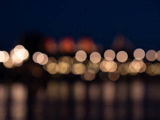夕暮れの町の明かりをぼやかした写真