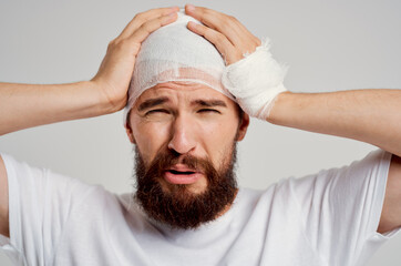 Obraz premium Man in a white t-shirt trauma health diagnosis treatment