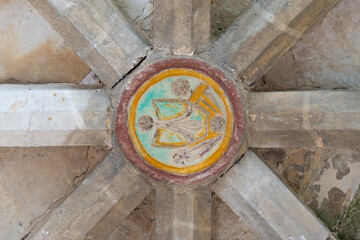 Clave ornamental de la bóveda de crucería cuatripartita de la iglesia gótica de San Martín en Peñahorada de Fuera, junto a Villaverde-Peñahorada. Tomada en Burgos en mayo de 2021.
