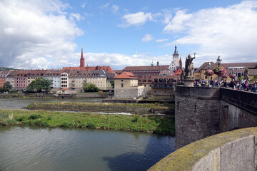 Obraz premium Mainufer und Alte Mainbruecke in Wuerzburg