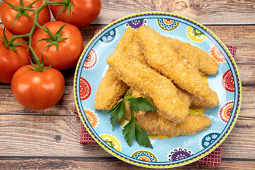 filets de poulet pané dans une assiette