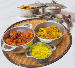 Spécialités culinaires réunionnaises dans de petites marmites créoles 