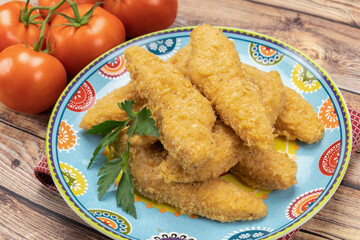 filets de poulet pané dans une assiette