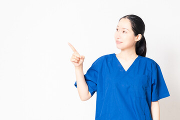 指でポイントを示す医療従事者