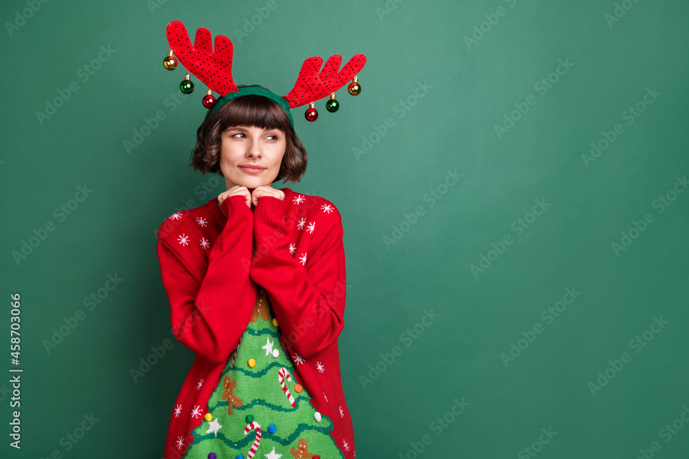 Wall mural Portrait of attractive bewildered brown-haired girl thinking copy blank space isolated over green color background