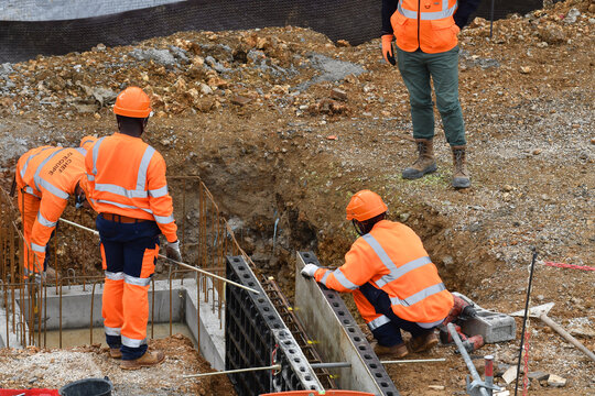 ouvriers sur un chantier de construction de b&acirc;timent