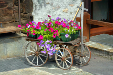 Fototapeta na wymiar Carretto con fiori, Cart with flowers