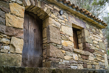 casa de piedra en bosque de pinos en dia nublado, tavertet catalu&ntilde;a espa&ntilde;a