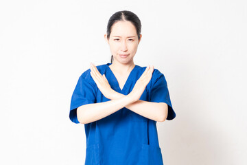 NGのジェスチャーをする医療従事者