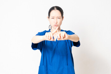 NGのジェスチャーをする医療従事者