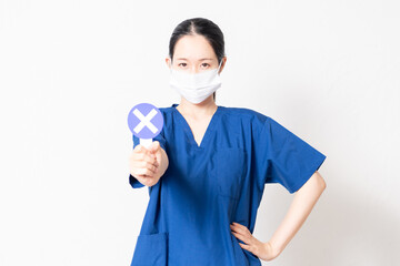 NGのプラカードを持っているマスクをした医療従事者