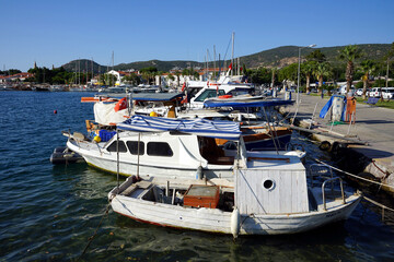 Weiße Boote und Yachten am Pier im Hafen von Foca im Sommer bei blauem Himmel und Sonnenschein am...
