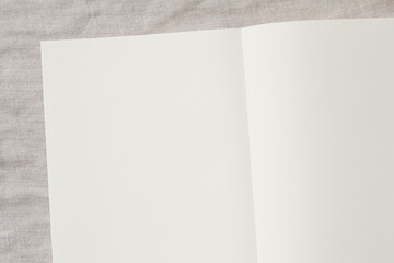 ベージュの背景とコピースペースのある俯瞰の開いたノート
