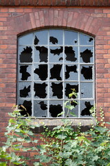 Zersplittertes Glas, Altes kaputtes  Fenster an einem alten Hafenschuppen, Bremen, Deutschland