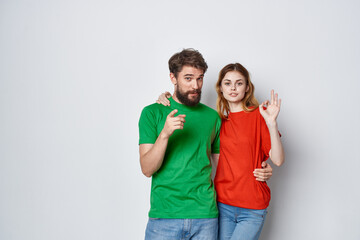 Fototapeta premium married couple multicolored t-shirts communication quarrel studio lifestyle