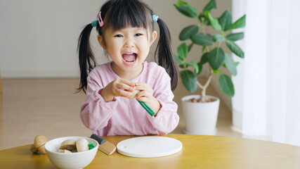 子育て・育児　野菜のおもちゃでおままごとをする3歳の子供