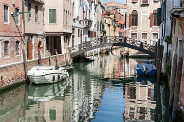 Obraz na płótnie Canvas Characteristic bridge over one of the Venetian canals 