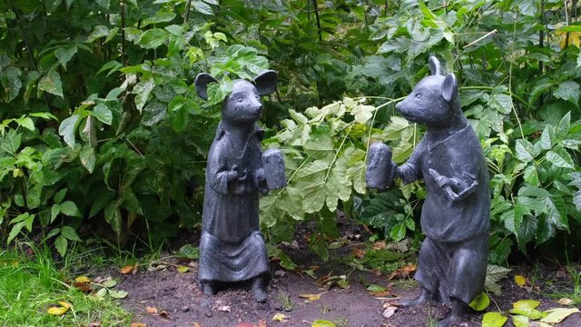 Humorous sculpture of two mice with mugs of beer with foam and fish vobla