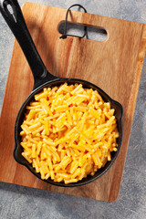 American creamy macaroni and cheese pasta