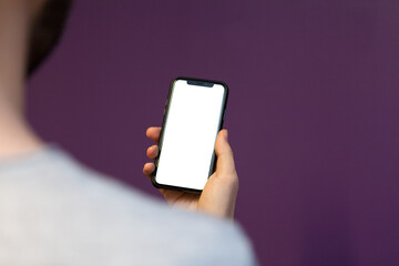 Person hält Smartphone mit weißem Bildschirm, Mockup