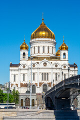 Fototapeta na wymiar Cathedral of Christ the Savior (Khram Khrista Spasitelya) and Patriarshy bridge in Moscow, Russia