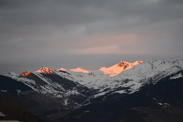 Fototapeta na wymiar Coucher de soleil sur les montagnes de Valmorel 