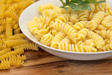 assiette de fusilli en gros plan