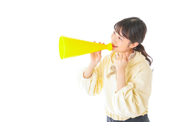 応援をする若い女性