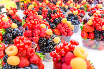 市場に並ぶ新鮮なフルーツ