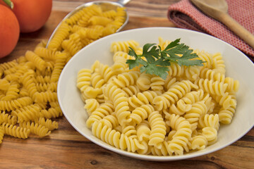 assiette de fusilli en gros plan