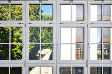 Weisse Fenster mit Blick nach außen
