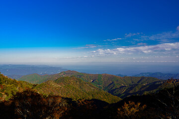紅葉する大台ヶ原山から望む三重県方面の美しい空・雲・海