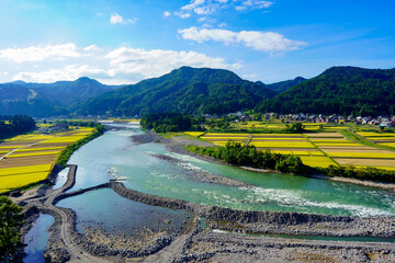 米処新潟県津南町の秋の田園風景と蛇行する信濃川