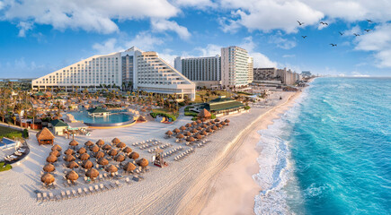 Cancun beach with resorts near blue ocean - obrazy, fototapety, plakaty