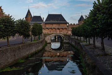 Fototapeta na wymiar Stadttor Koppelpoort und Kanal in die Altstadt von Amersfoort in der Provinz Utrecht in den Niederlanden
