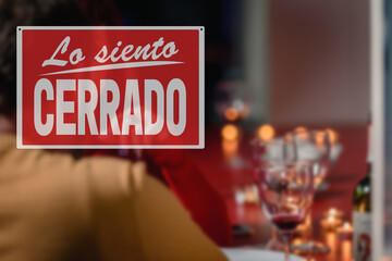 sorry we are closed inscription in spanish. Red warning sign with wording of restaurant status...