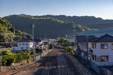 日本の山間部を通る線路