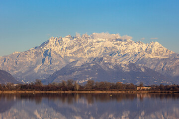 Il monte Resegone si specchia nel lago di Alserio