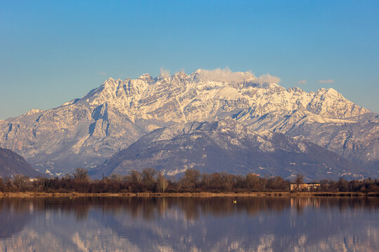 Il monte Resegone si specchia nel lago di Alserio