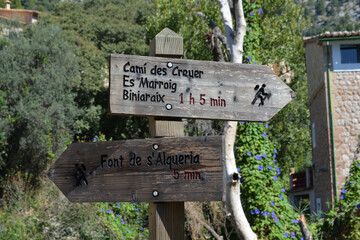 Wegweiser zu einem Wanderweg, Balearen, Mallorca