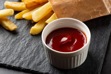 ケチャップとフライドポテト
