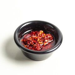 Plato con salsa picante de chile rojo 