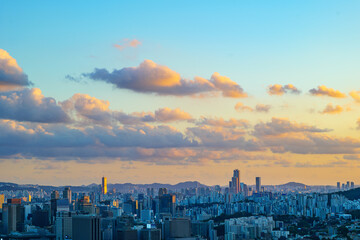 Fototapeta premium Seoul evening cityscape with beautiful sunset seen from the mountain